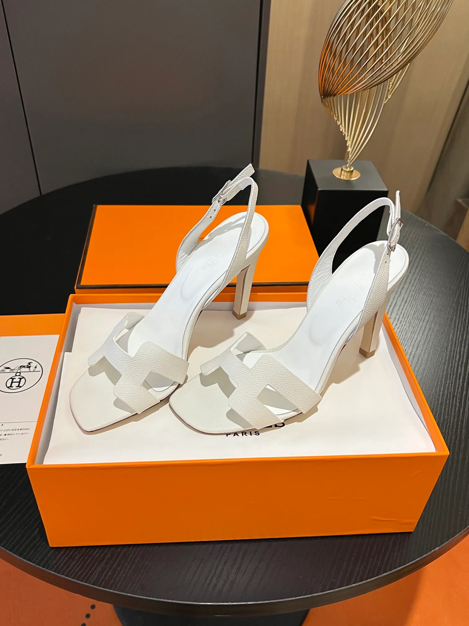 👟👟Ex-factory price 600👟👟Hermès 2023 high-heeled temperament sandals original customization! Counter synchronization! Hermès high heels have always been simple, fashionable and elegant! ! ! It can hold any style of wear, the height of 10.5cm is easy to control, and the feet feel comfortable and pressure-free! The classic and elegant style brings a sense of luxury to your feet! Highly recommended Material: Upper imported calfskin + mixed sheepskin lining Outsole: Italian genuine leather sole Size: 34-42 (34.41.42 customization is non-returnable and non-exchangeable)